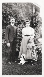 George M & Barbara (Schinnerer) Schumm, with daughter Freida. 